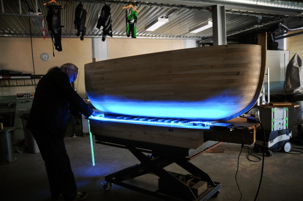 En man arbetar med tillverkning av arken. Jan Håfström Arken