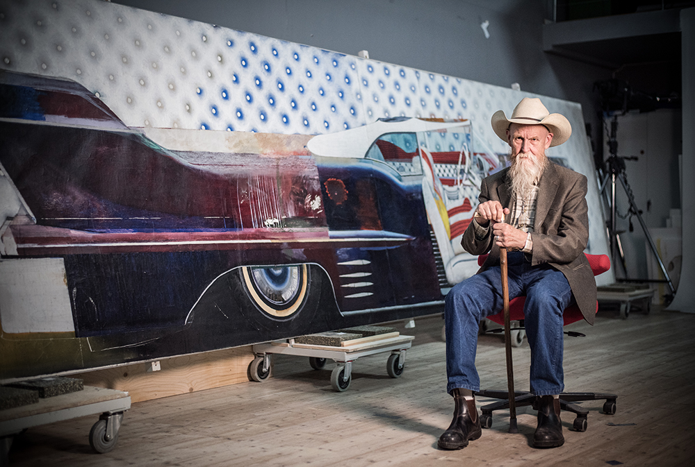 Konstnären John E Franzén framför sin målning Cadillac Eldorado
