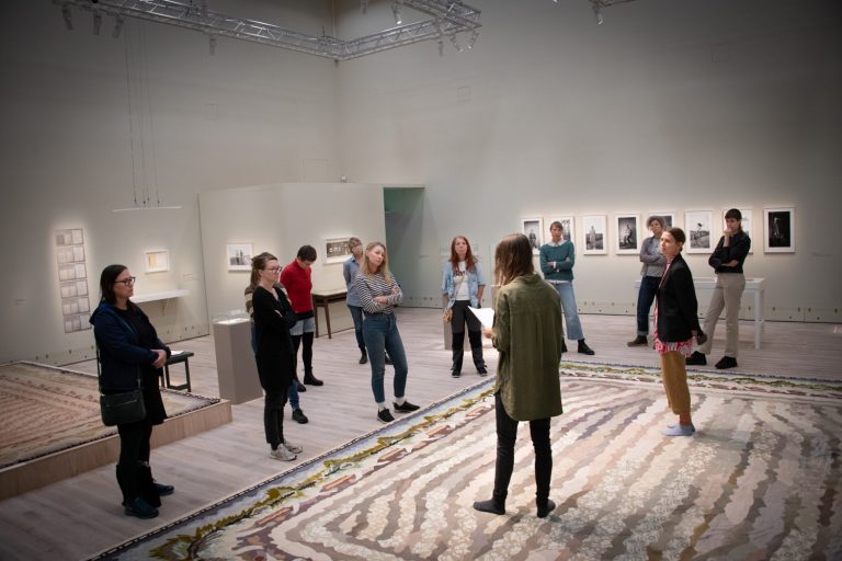 Personer står i ett vitt rum