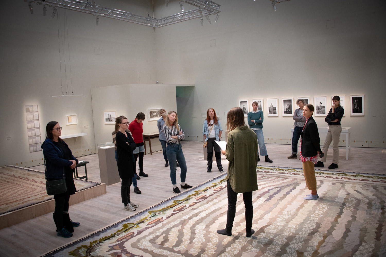 Personer står i ett vitt rum