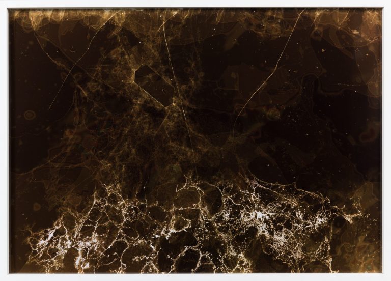 Abstrakta bruna, gula, vita mönster och krackeleringar 