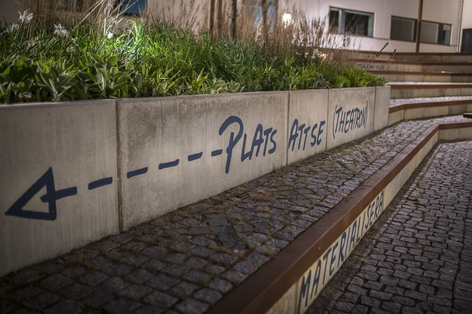 Bild på man med vit skjorta.