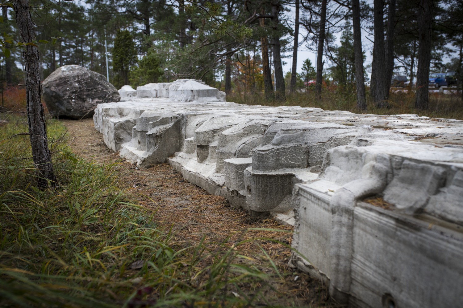 Bild på cement och en sten 