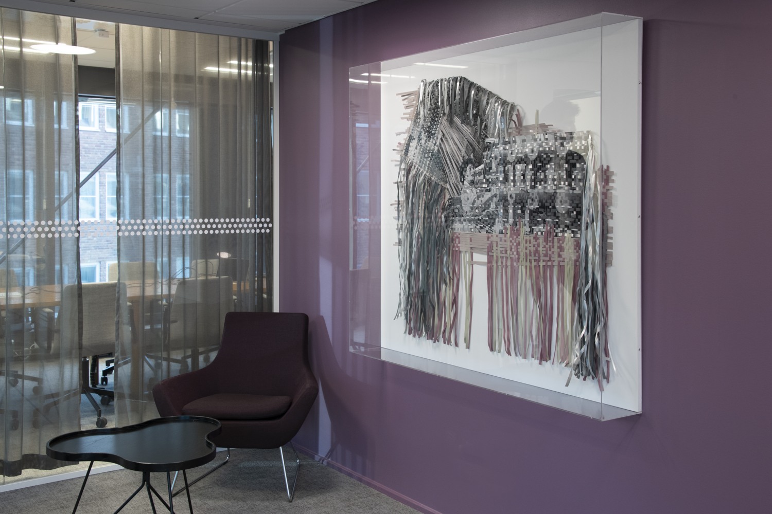 Ett verk som hänger på en vägg 