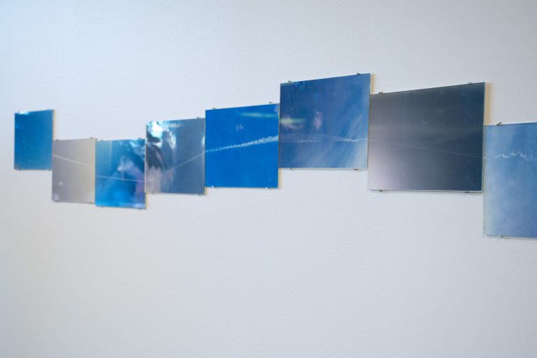 Tavlor som hänger på en vägg 