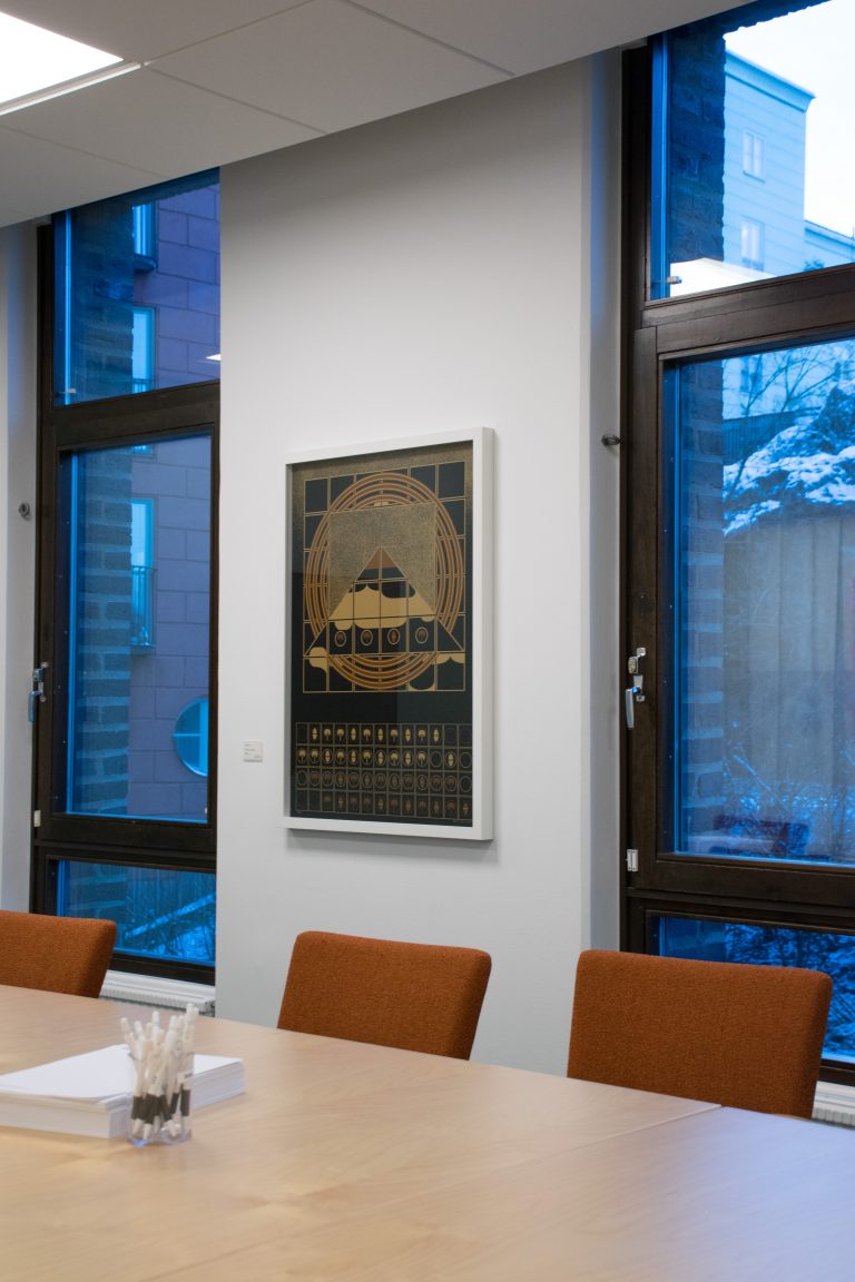 En tavla som hänger på en vägg 