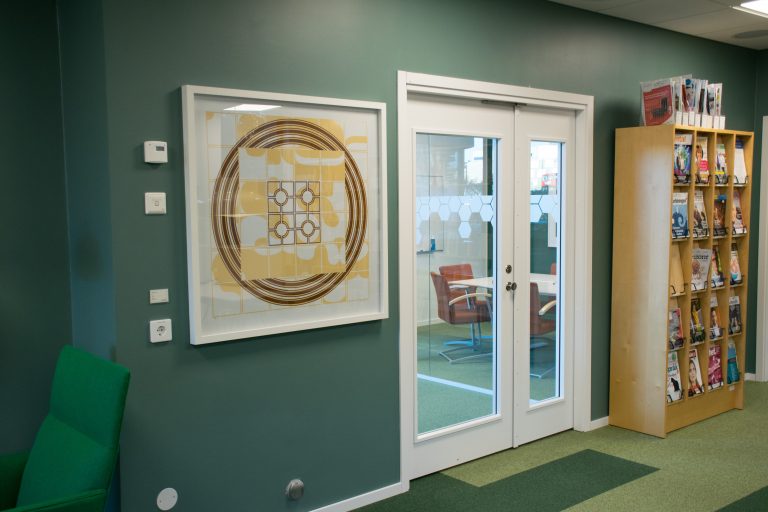 en tavla som hänger på en vägg 