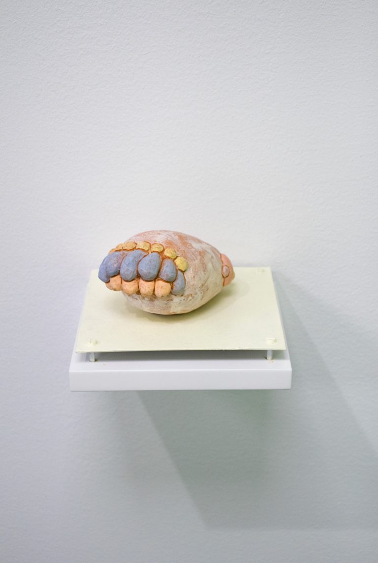 Ett litet verk som hänger på en vägg 