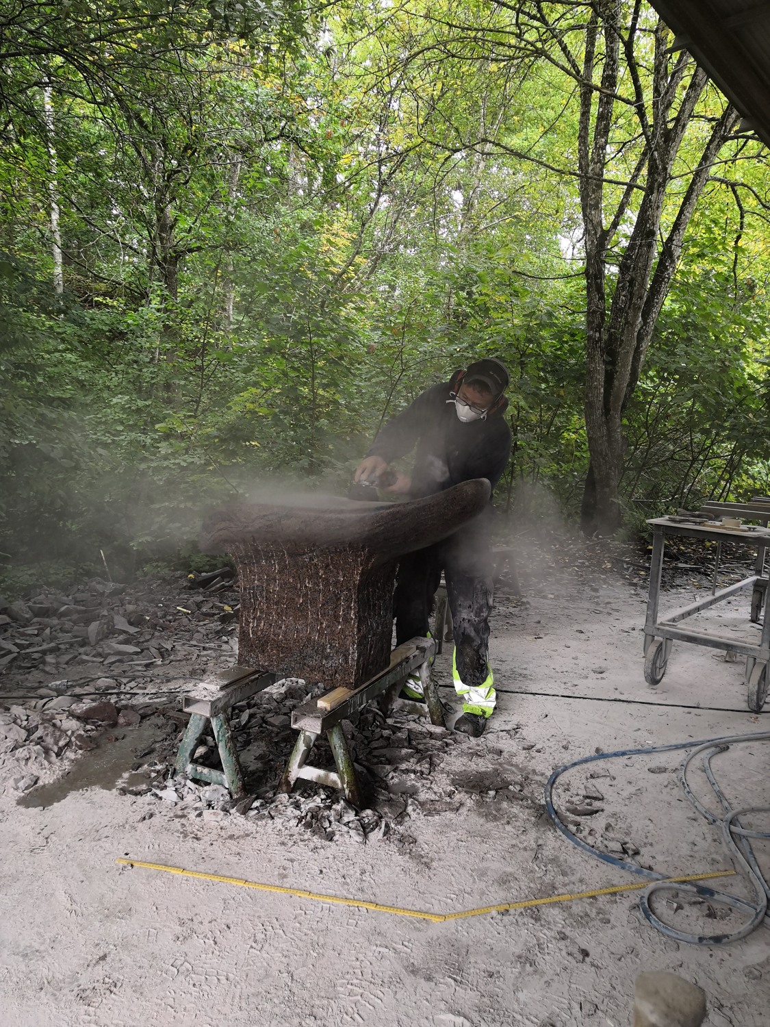 En man slipar en sten 