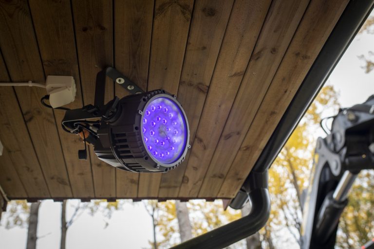 Utomhuslampa placerad på ett tak