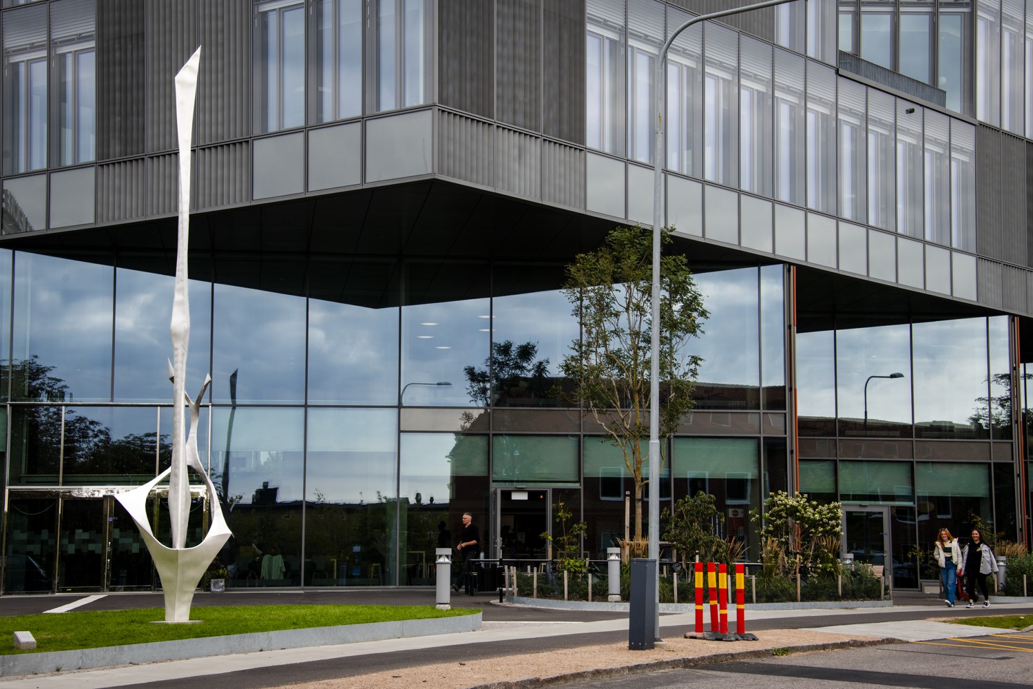 Skulptur i metall utanför byggnad