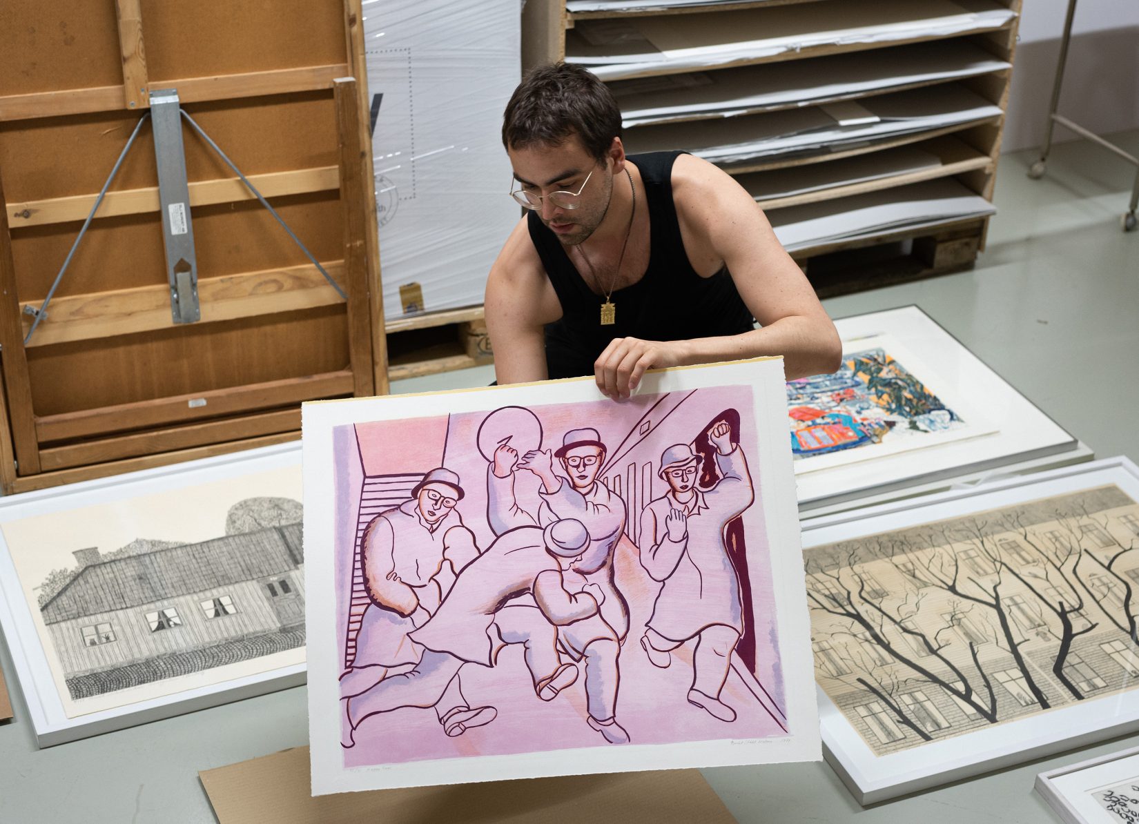 man som håller upp grafik