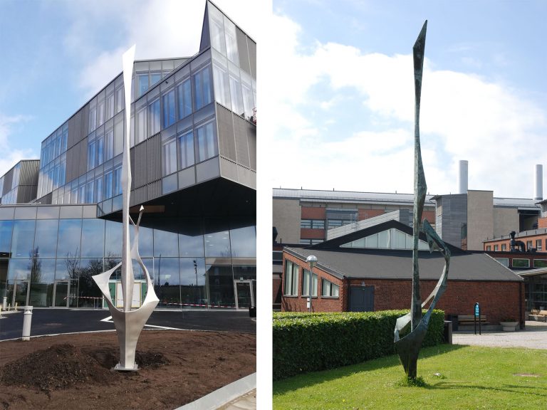 Metallskulptur framför hus