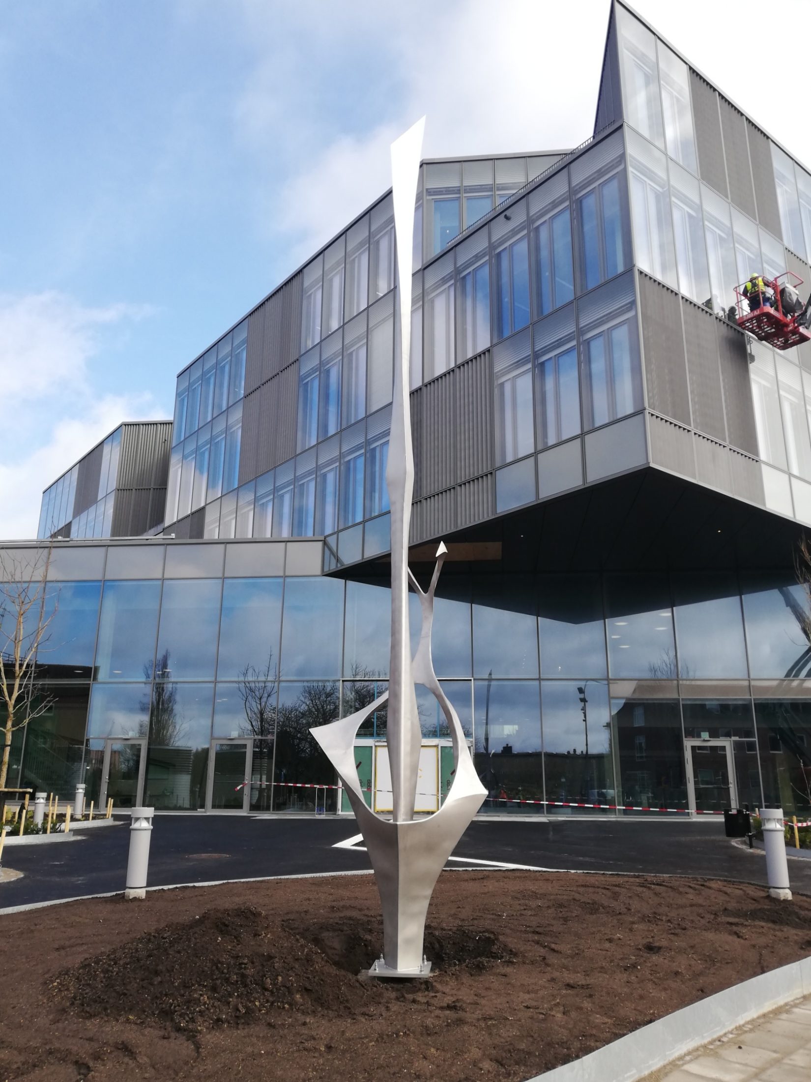 Metallskulptur framför hus
