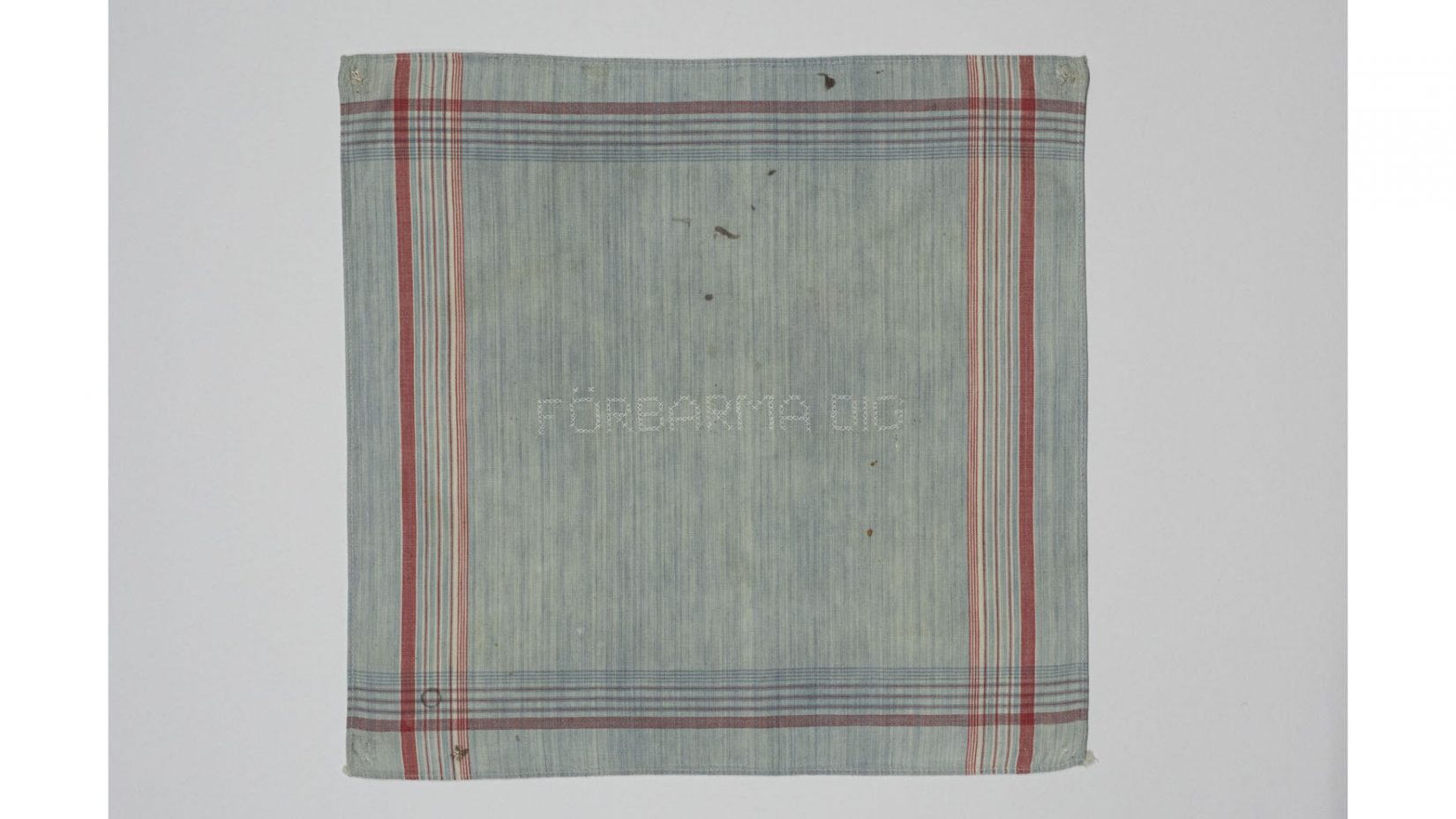 Näsduk med broderad text 