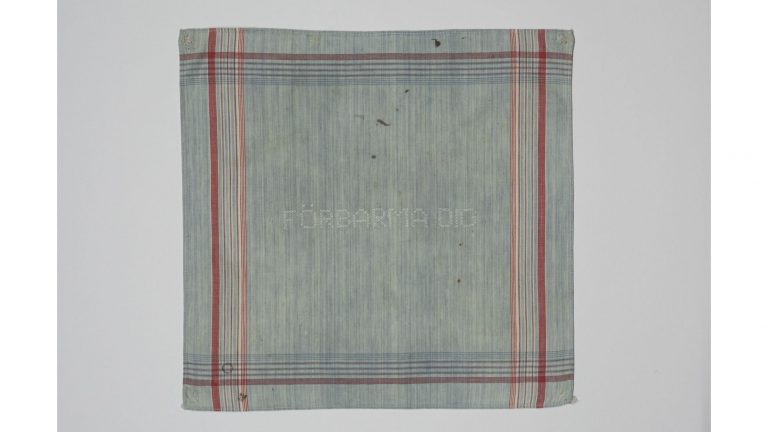 Näsduk med broderad text 