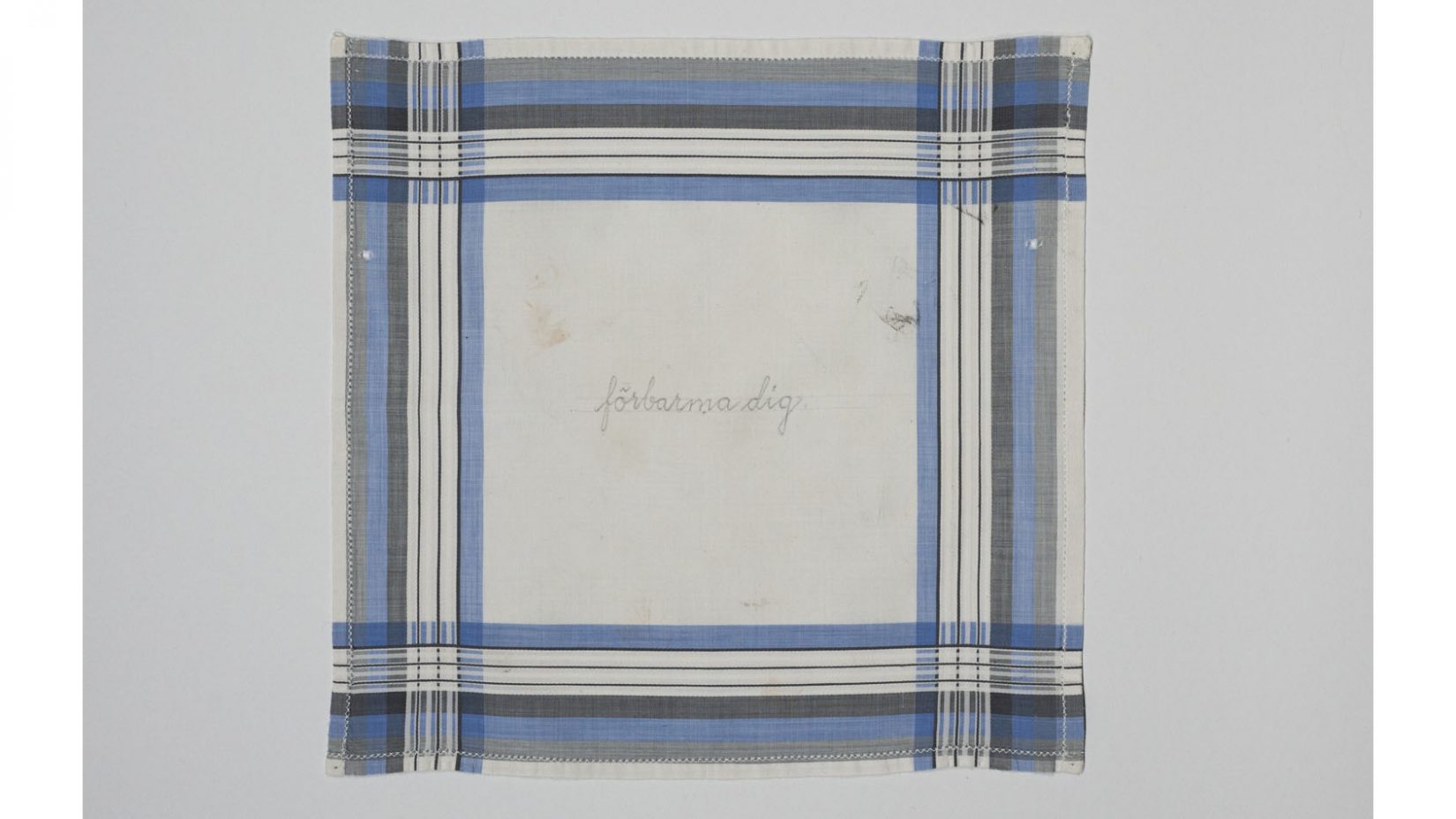 Näsduk med broderad text 