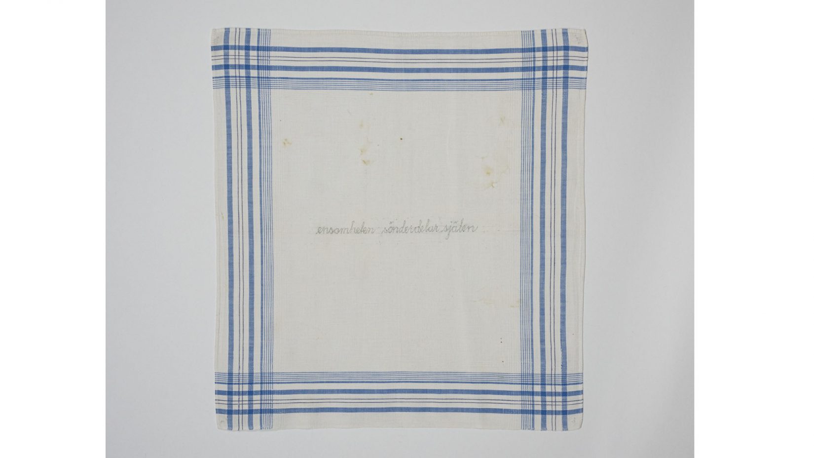 Näsduk med broderad text 