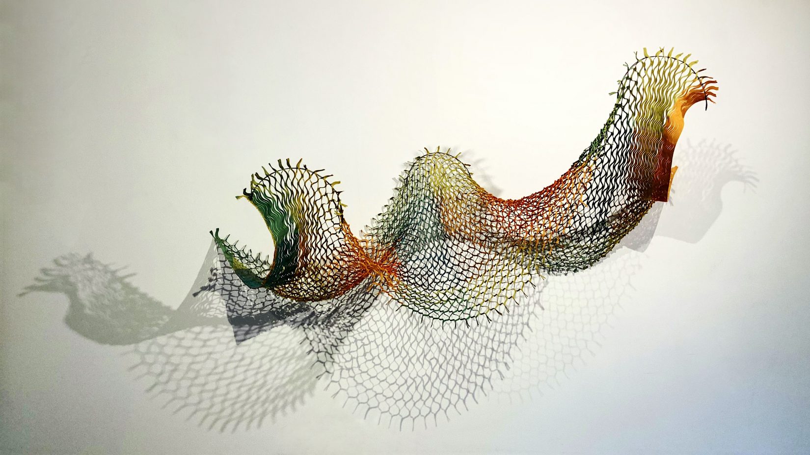 En skulptur fäst på en vägg