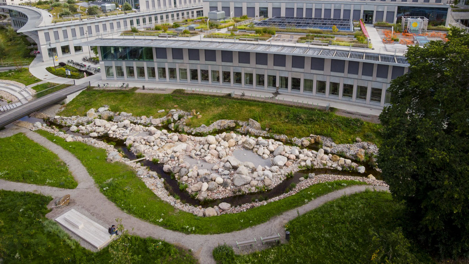 En byggnad med en konstgjord ö framför.