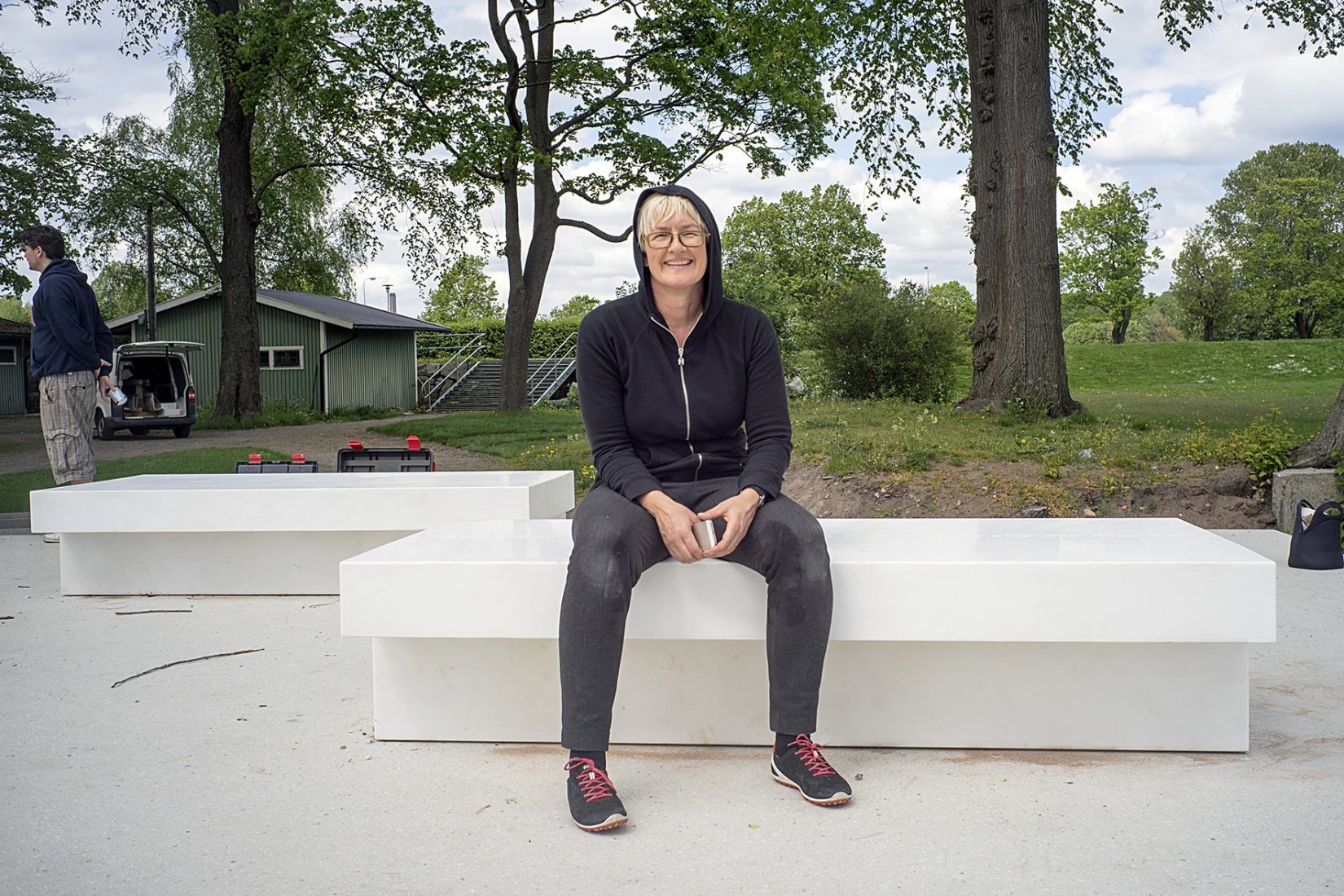 kvinna som sitter på en bänk