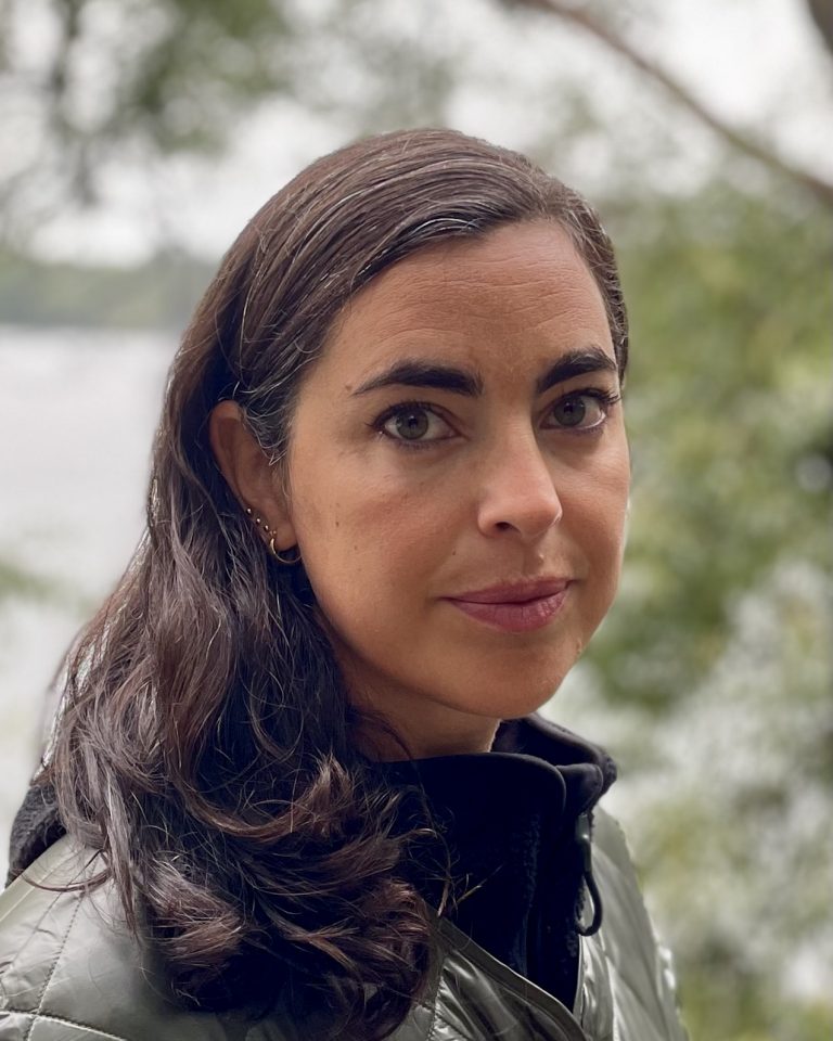 kvinna med mörkt hår