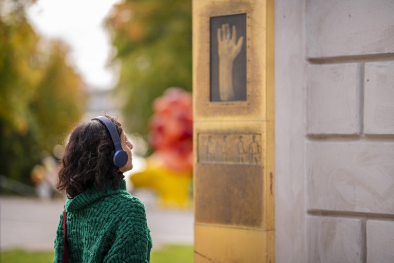 kvinna som lyssnar i hörlurar