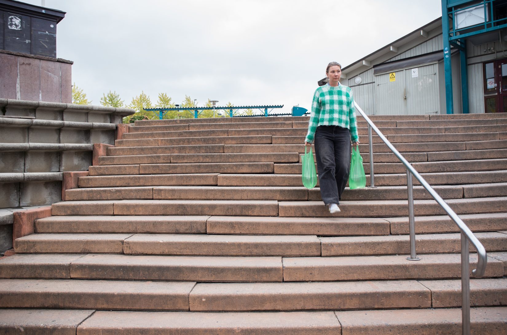 Kvinna som går ner för trappa
