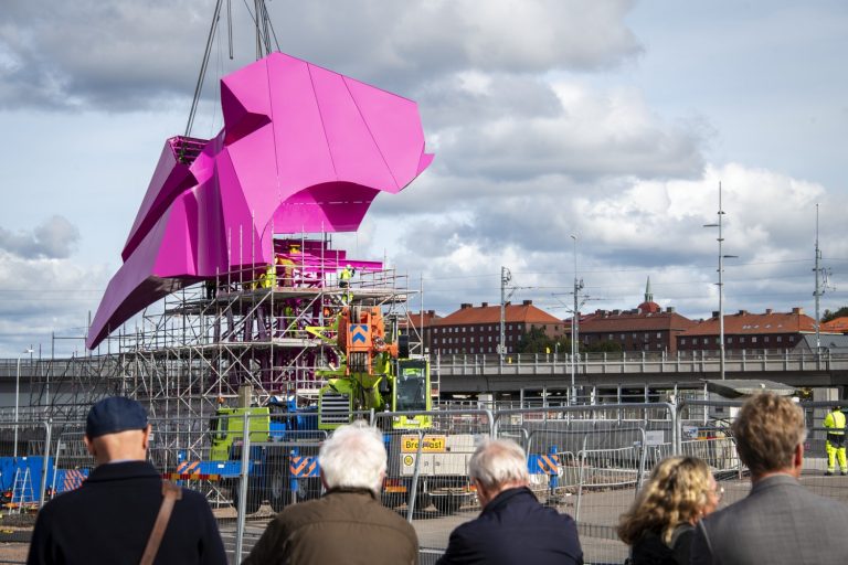 skulptur lyfts med lyftkran