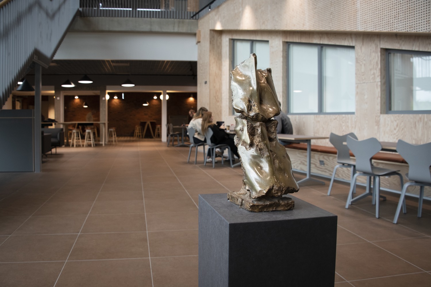 En staty av en kvinna som sitter i en lobby