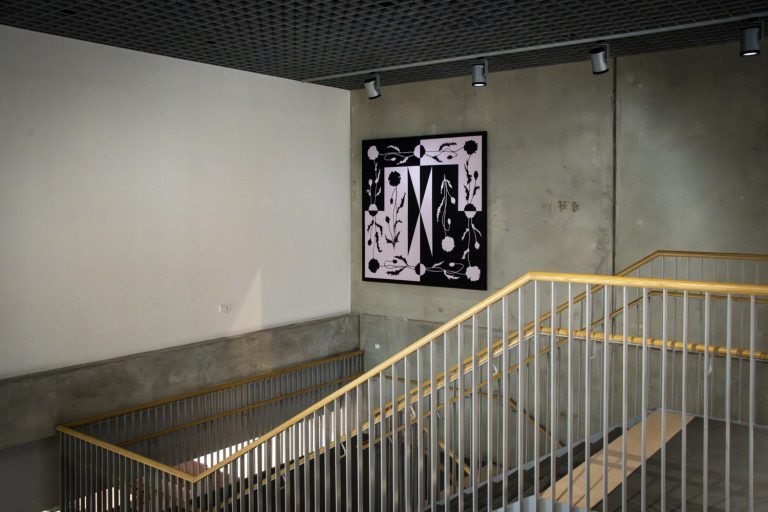 En trappa med en målning på väggen