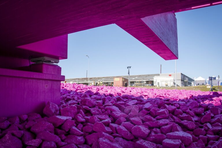 En hög med lila stenar som ligger bredvid varandra.