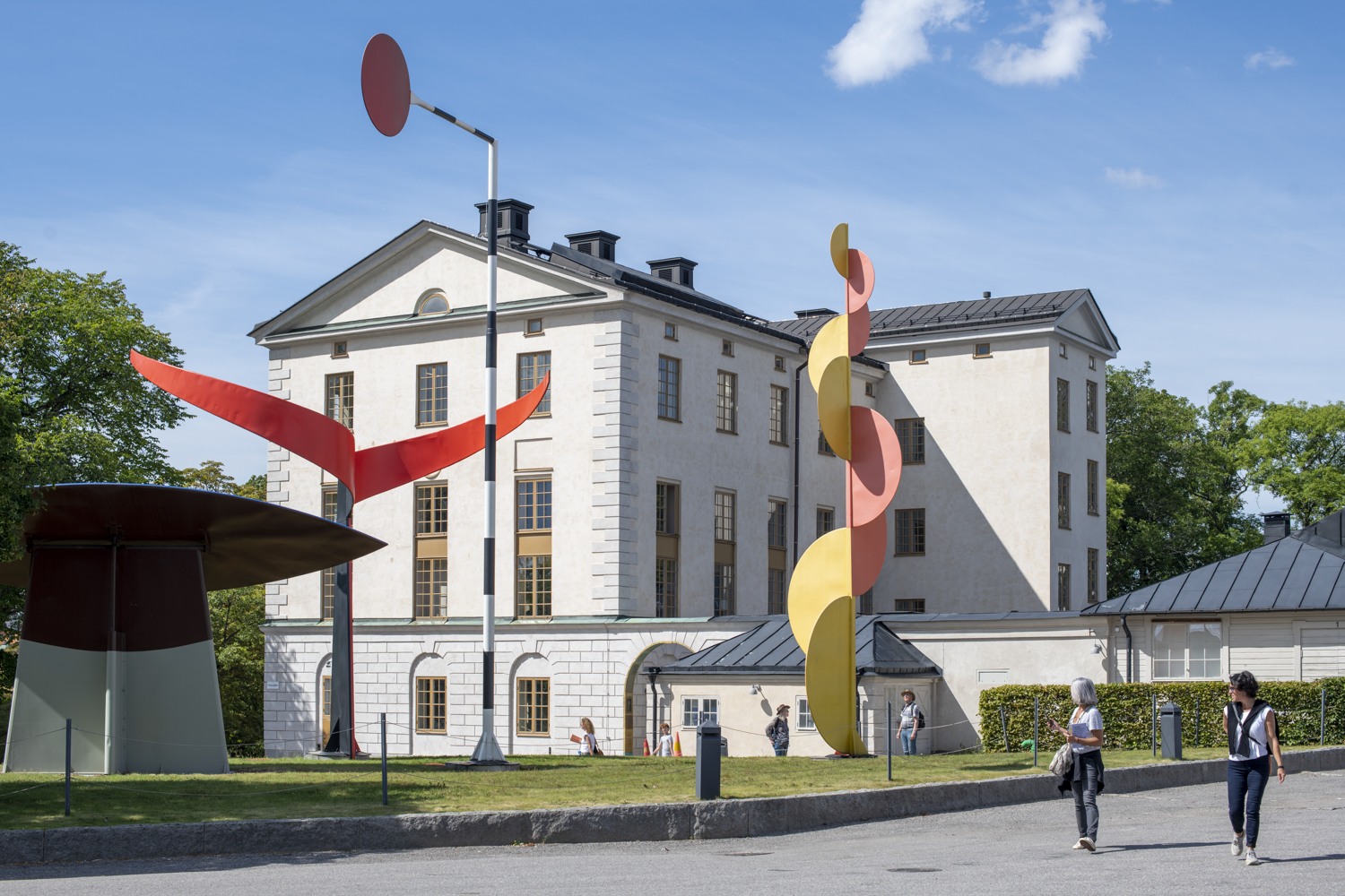 En grupp människor som går framför en byggnad