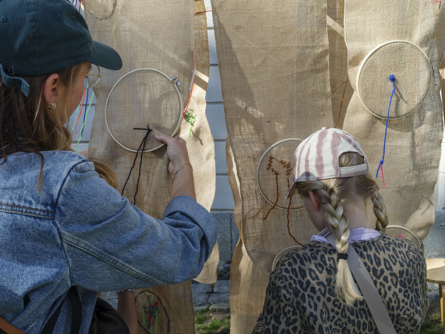 Två kvinnor arbetar med någon form av projekt