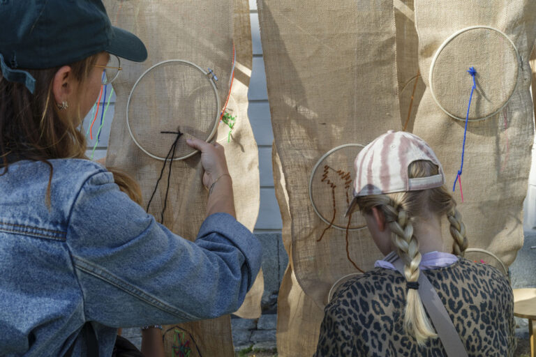 Två kvinnor arbetar med någon form av projekt