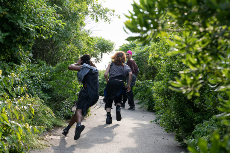 Människor som springer på en väg
