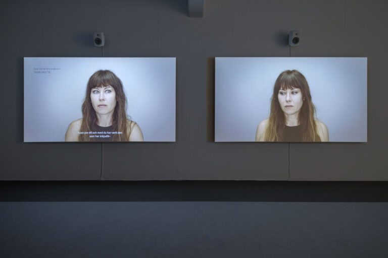 ett rum med två videoverk