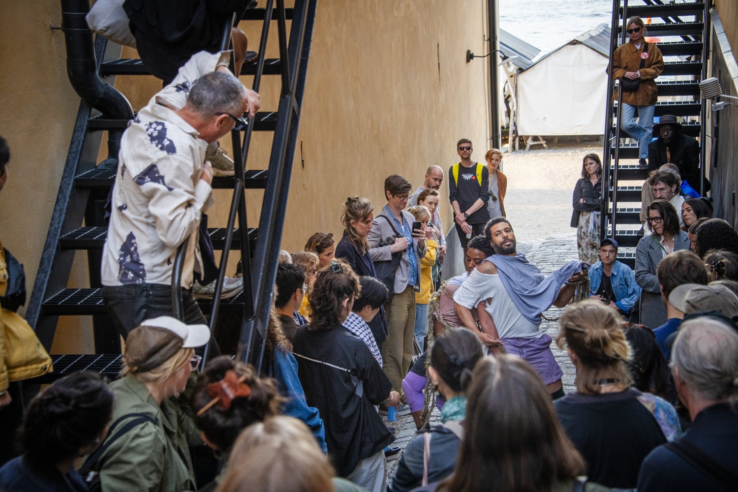 En grupp människor som står på en trappa.