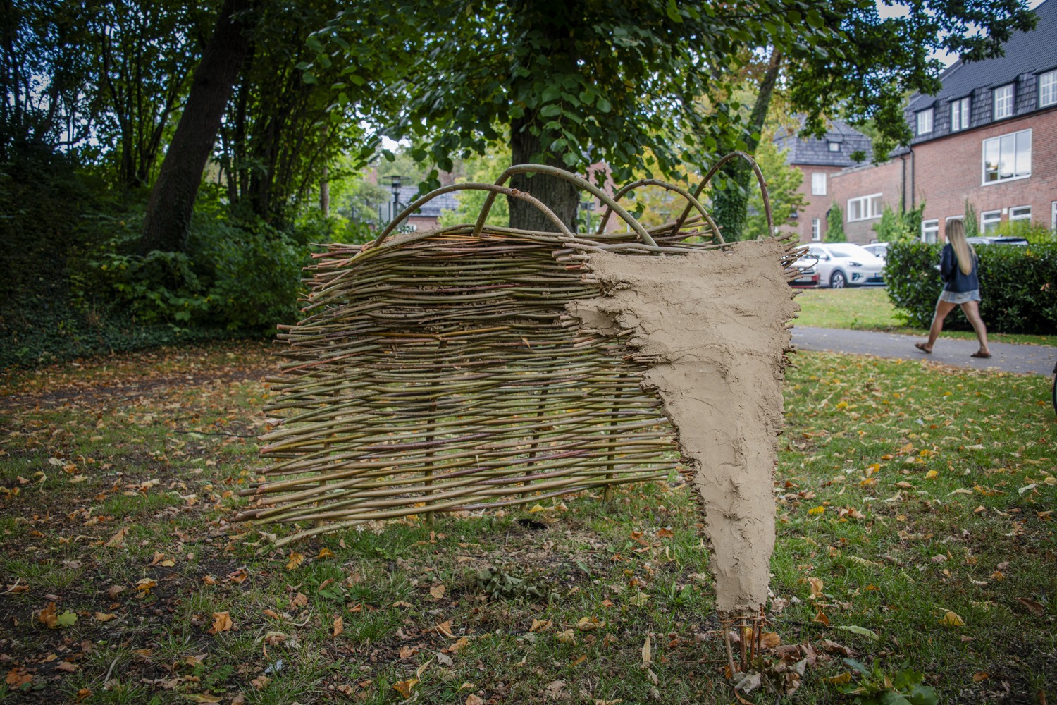 En skulptur gjord av pinnar på en gård.