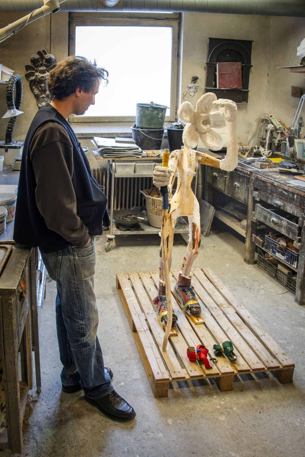 En man och en staty i en verkstad