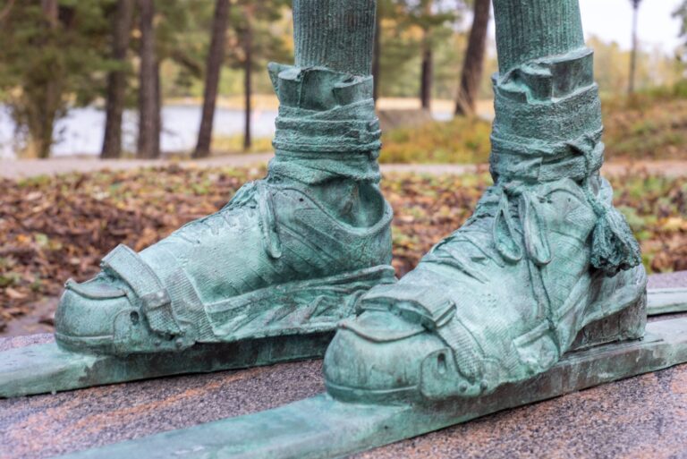 En närbild av en staty av ett par skor.