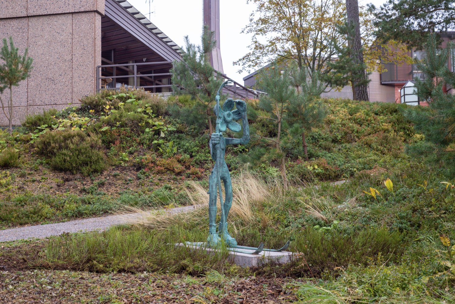 En staty i mitten av en gräsyta.