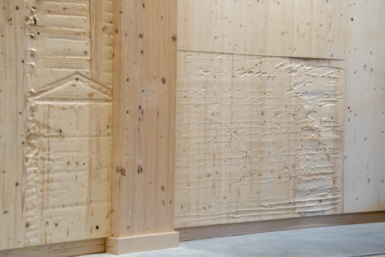 Ett rum med mycket trä på väggarna