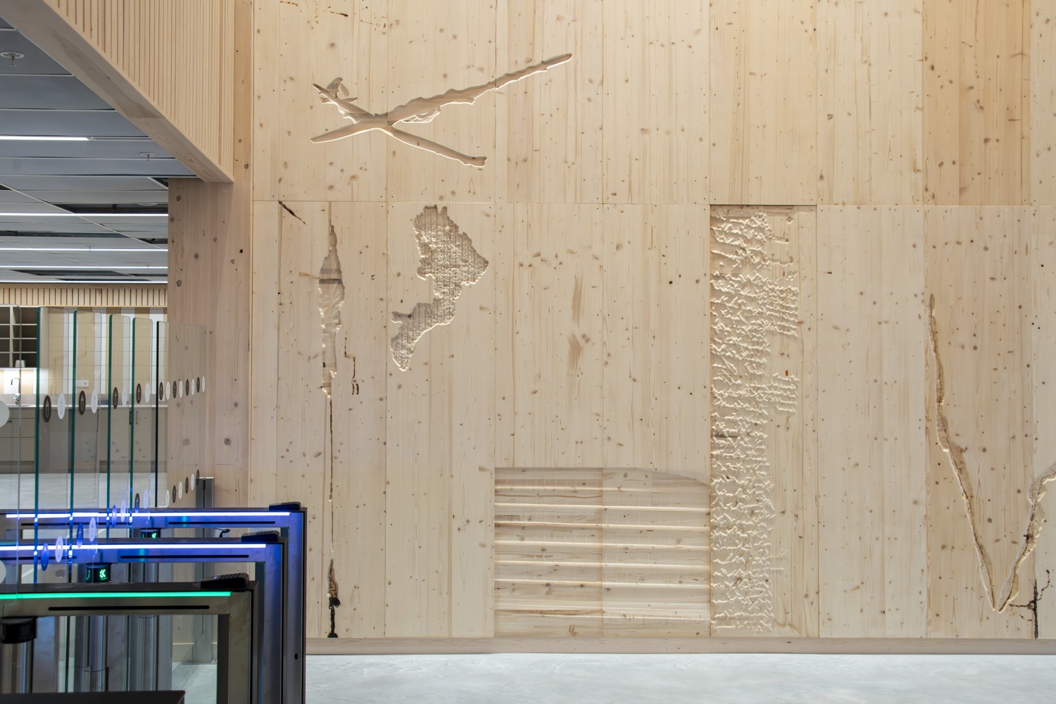 Ett rum med mycket trä på väggarna