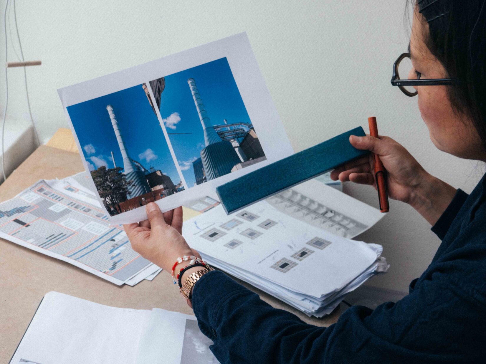 En kvinna som tittar på en bild